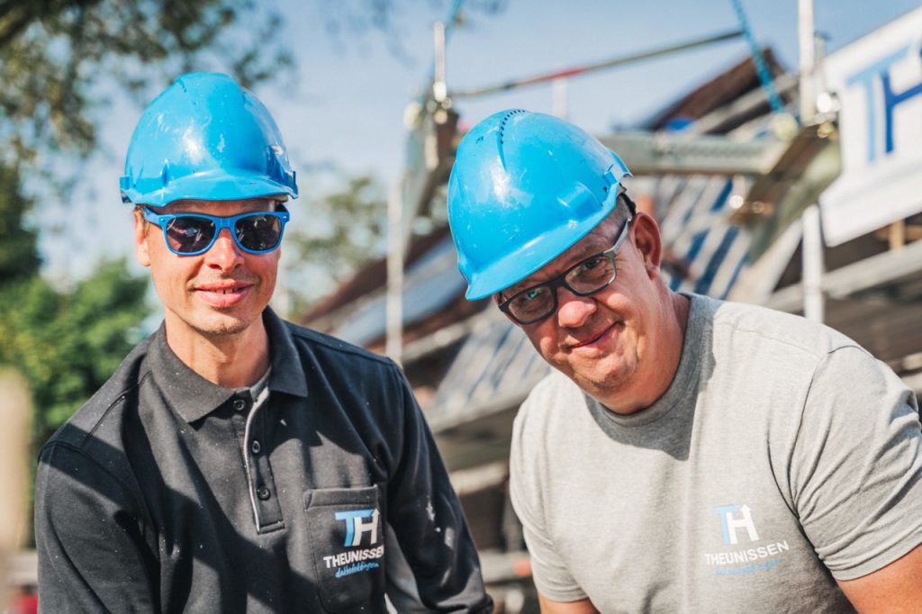Twee collega's met veiligheidshelmen