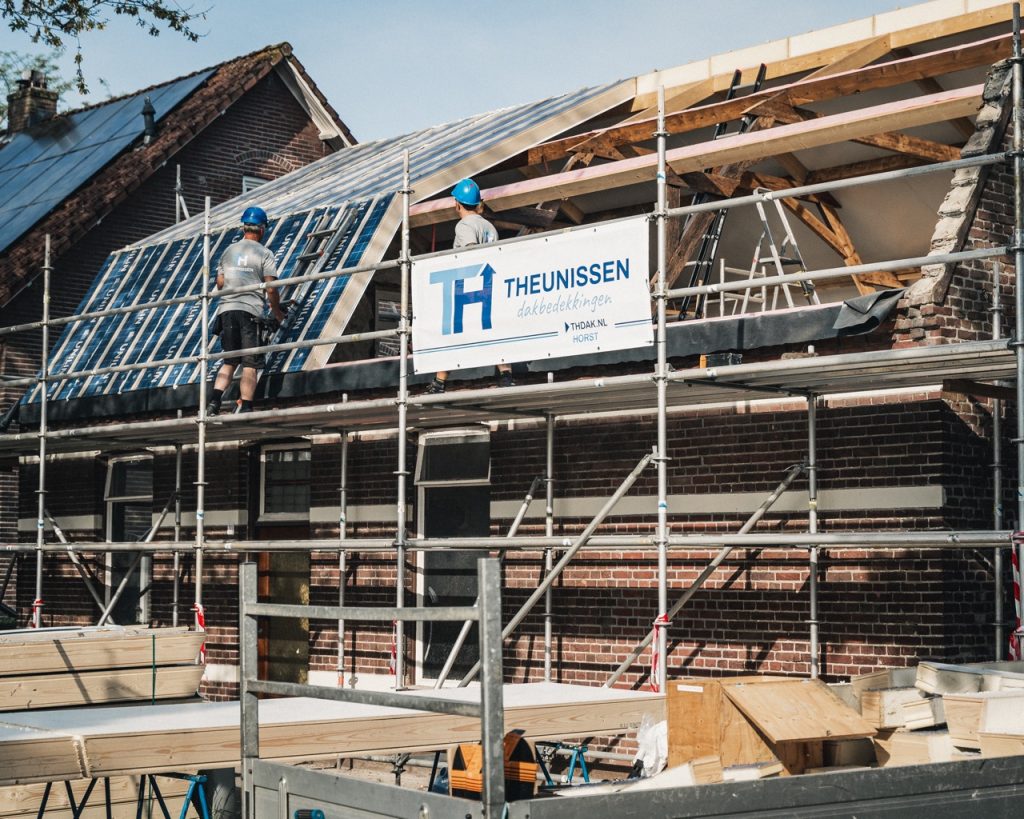 Dakrenovatie van een boerderijdak