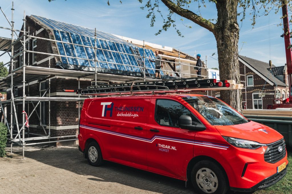 Werkbus van Theunissen staat voor het renoverende dak